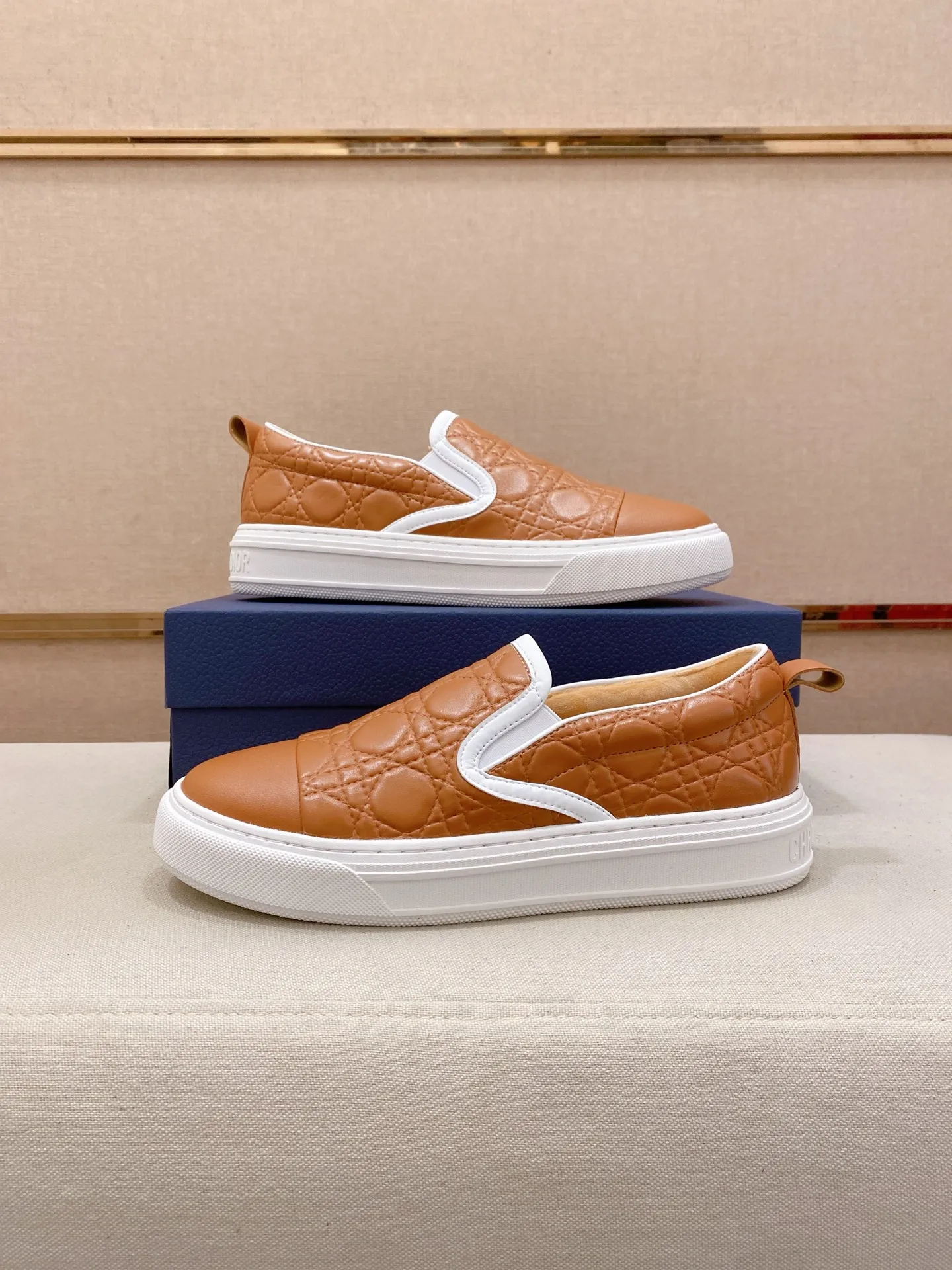 Factory price: 380💰 (leather lining * velvet lining optional) [Dior·Dio*] new casual sports style men's shoes, brand new design, perfect workmanship, slip-on lazy style to create cabinet quality, upper: imported first-layer cowhide, sheepskin lining is soft and comfortable, ultra-light rubber wear-resistant outsole, simple, versatile men's shoes, size: 39-44. Can be customized.45.46.47
